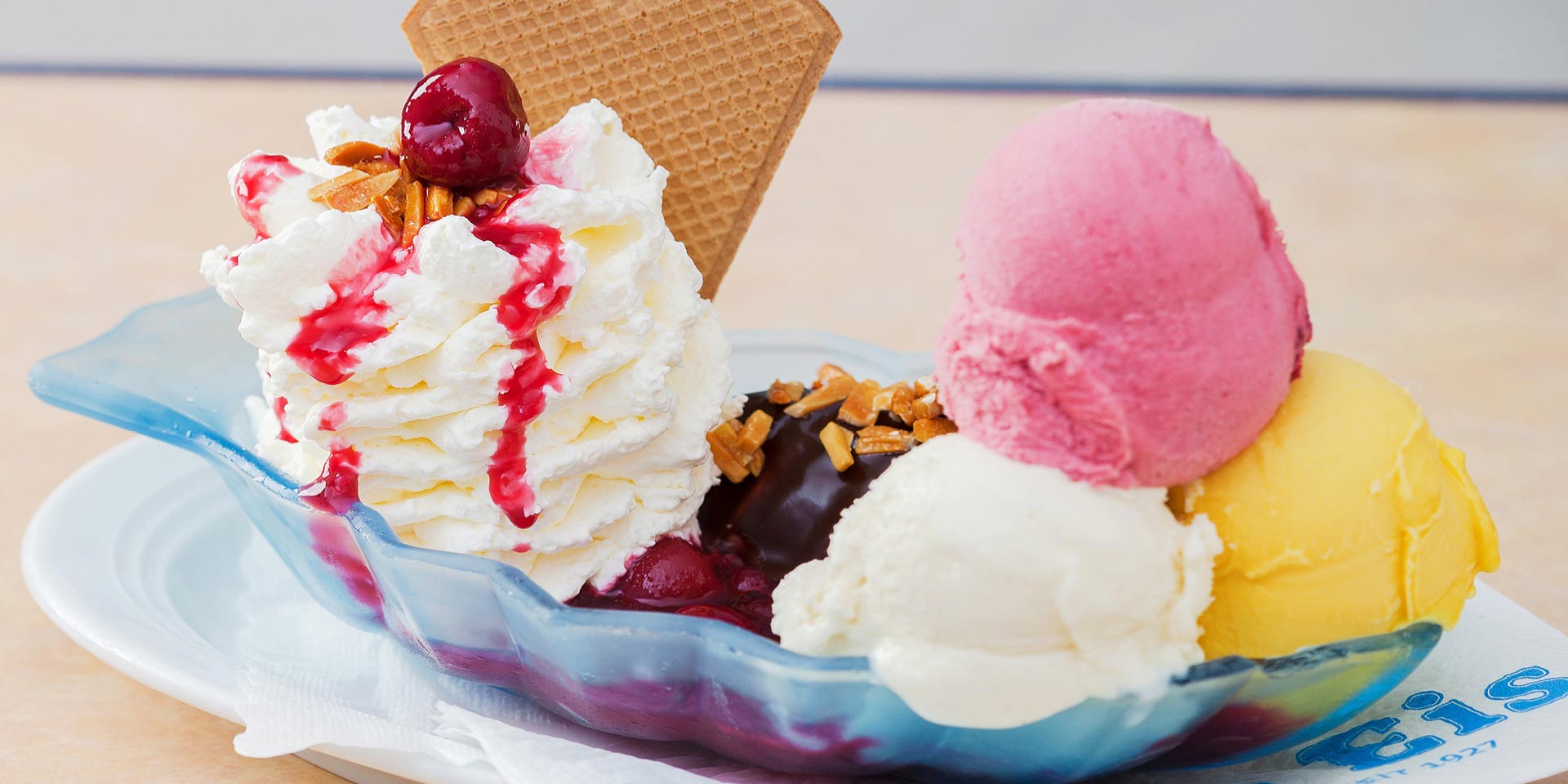 Florida Eis Eiskreation mit Nüssen, Amarena-Kirschen und Sahne