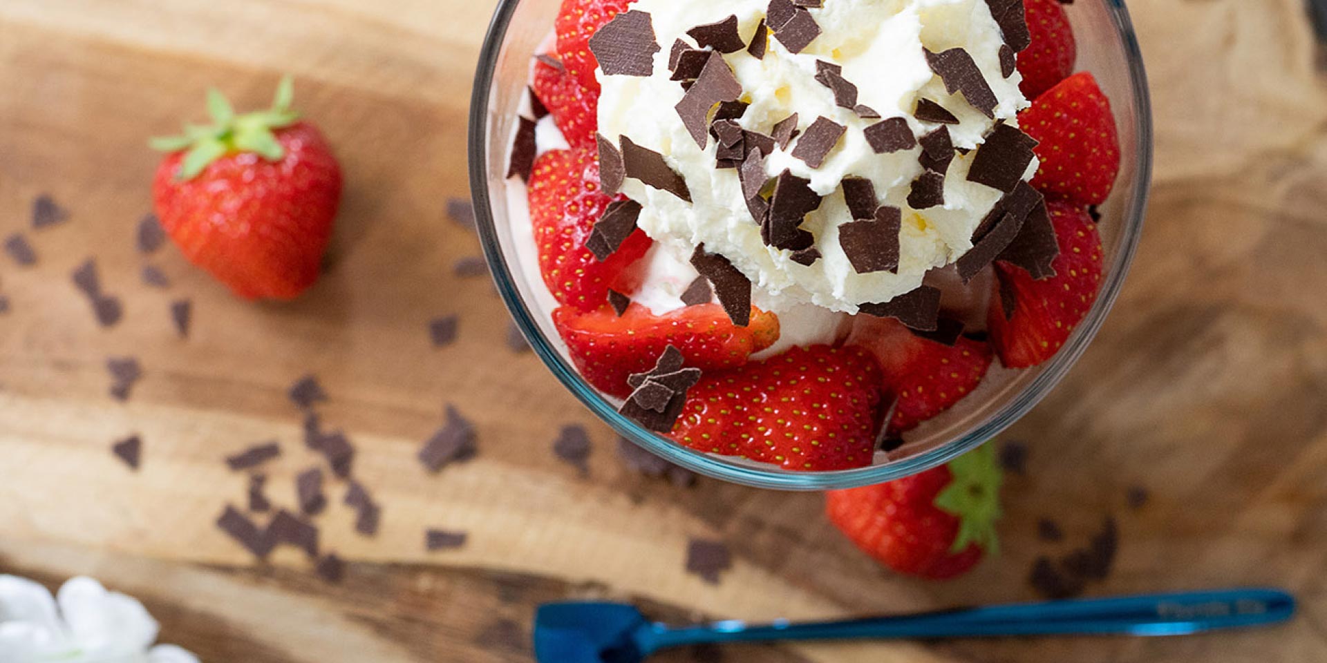 Erdbeer-Cup: Vanille Eis, frische Erdbeeren und Sahne